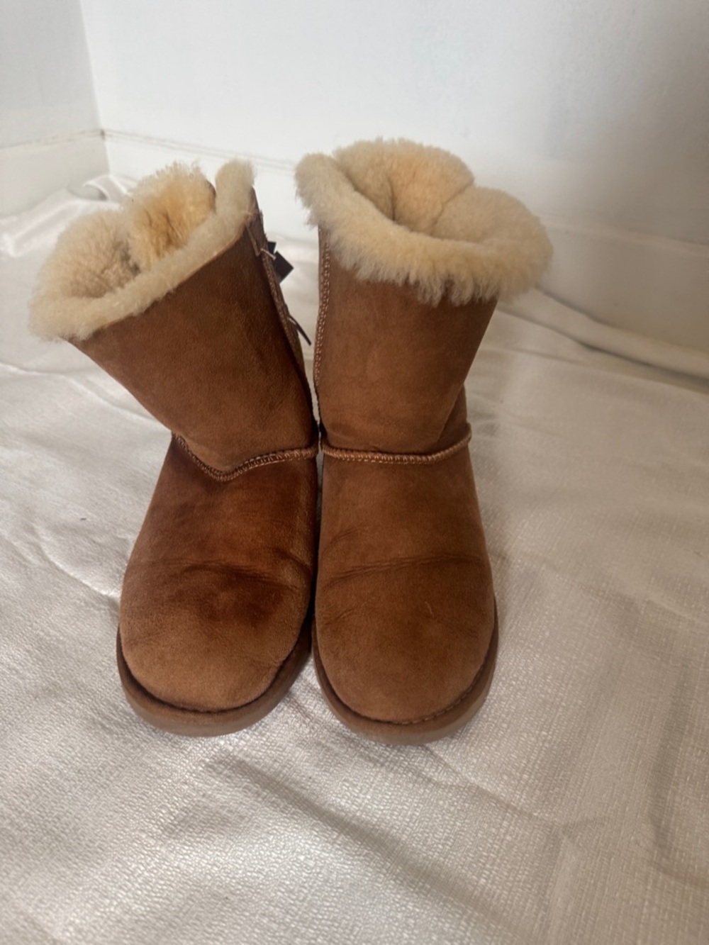 UGG Classic Short Chestnut Boots Women’s Size 6 Sheepskin Lined